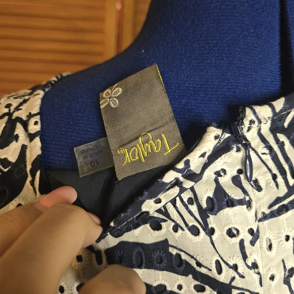 Taylor Elegant Blue and White Eyelet Patterned Sleeveless Dress - Picture 4 of 4